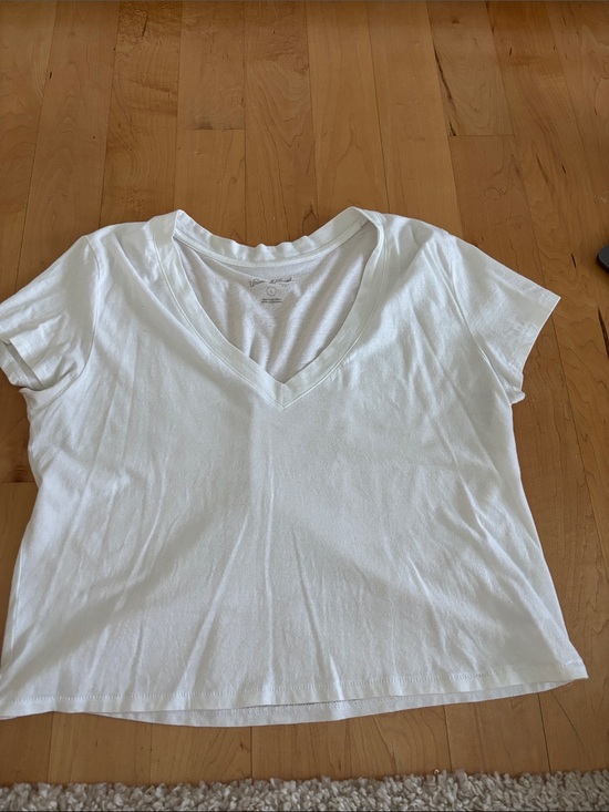 Universal Thread Tops - Universal Thread cropped v-neck